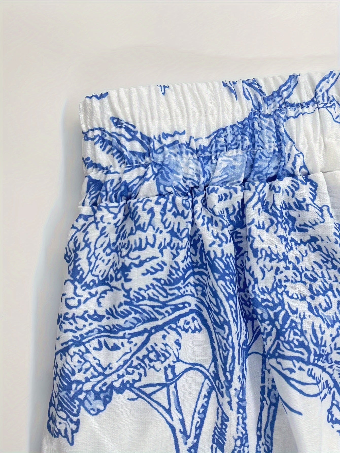 Damen Sommerhose – Leicht, gerade geschnitten, weiß mit blauer Tier- & Pflanzen-Grafik