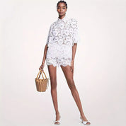 Sommer Set für Damen – Spitzenbluse & Shorts in Weiß