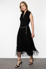 Ärmelloses Tüllkleid mit Kettengürtel – Eleganz für Frühling & Sommer