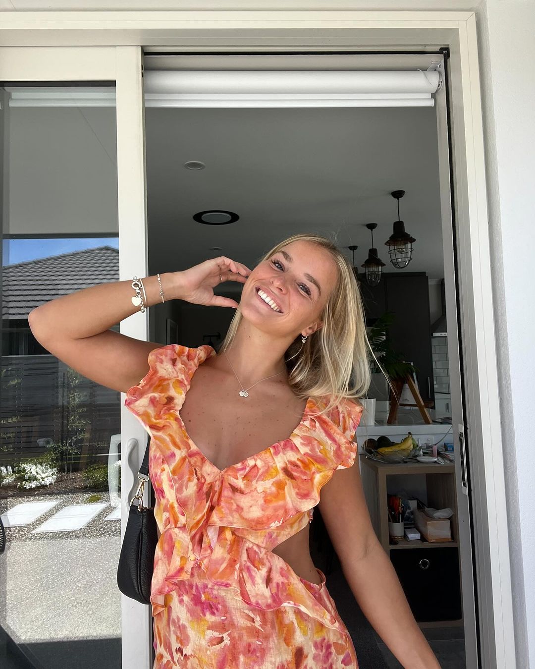 Sommerliches Damenkleid mit Blumenmuster – Cut-Out, Rüschen & Schulterfrei