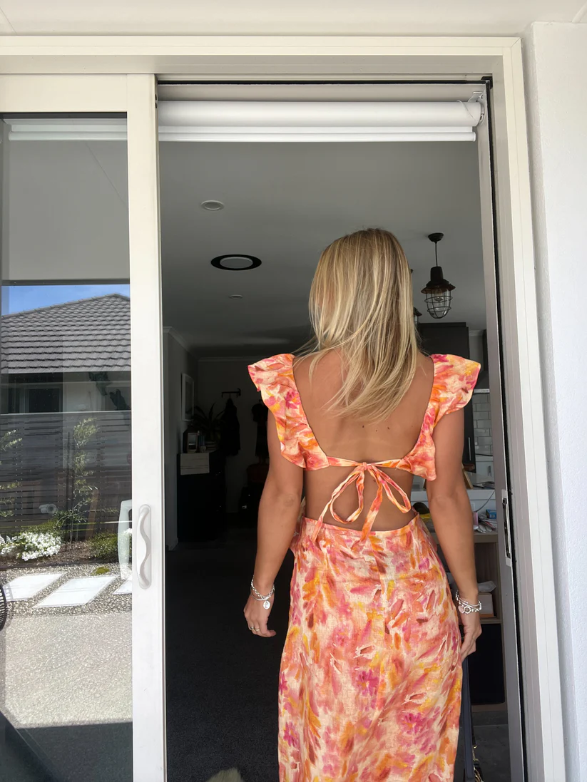 Sommerliches Damenkleid mit Blumenmuster – Cut-Out, Rüschen & Schulterfrei