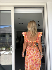 Sommerliches Damenkleid mit Blumenmuster – Cut-Out, Rüschen & Schulterfrei