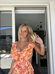 Sommerliches Damenkleid mit Blumenmuster – Cut-Out, Rüschen & Schulterfrei