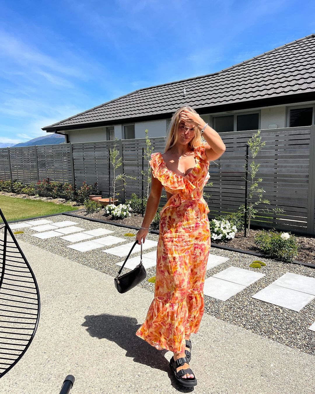 Sommerliches Damenkleid mit Blumenmuster – Cut-Out, Rüschen & Schulterfrei