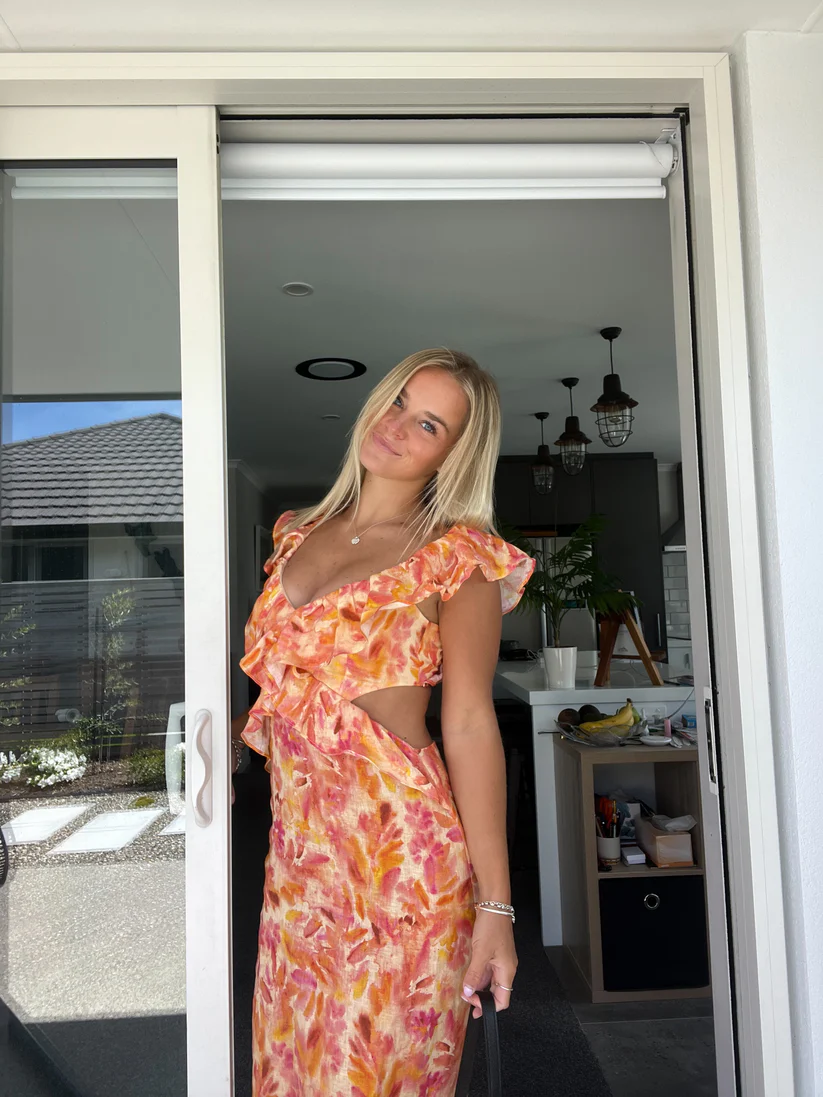 https://cdn.shopify.com/s/files/1/0879/0949/9227/files/Betoverende_Cut-Out_Maxi_Jurk_Elegante_ZomersfeerTE6.png?v=1742408351