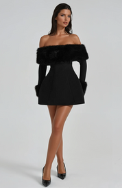 Mini Kleid für Damen – Off-Shoulder mit Flausch-Details an Ärmeln & Ausschnitt