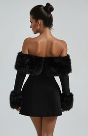 Mini Kleid für Damen – Off-Shoulder mit Flausch-Details an Ärmeln & Ausschnitt
