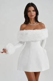 Mini Kleid für Damen – Off-Shoulder mit Flausch-Details an Ärmeln & Ausschnitt