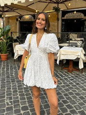 Damen Minikleid mit Stickerei – Puffärmel, V-Ausschnitt & romantisch