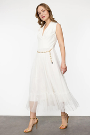 Ärmelloses Tüllkleid mit Kettengürtel – Eleganz für Frühling & Sommer