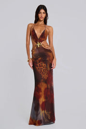 https://cdn.shopify.com/s/files/1/0879/0949/9227/files/Robin_Cut-Out_Maxi_Jurk_met_Print_en_Gouden_DetailsTE1.webp?v=1743519611