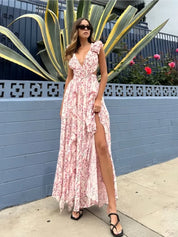 Maxikleid mit Volantärmeln, tiefem Ausschnitt und hohem Beinschlitz