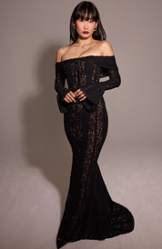 Schulterfreies Spitzenkleid mit Trompetenärmeln und figurbetontem Schnitt