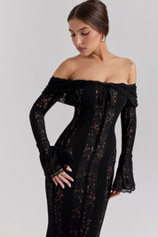 Schulterfreies Spitzenkleid mit Trompetenärmeln und figurbetontem Schnitt
