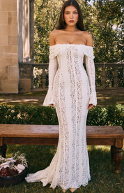 Schulterfreies Spitzenkleid mit Trompetenärmeln und figurbetontem Schnitt