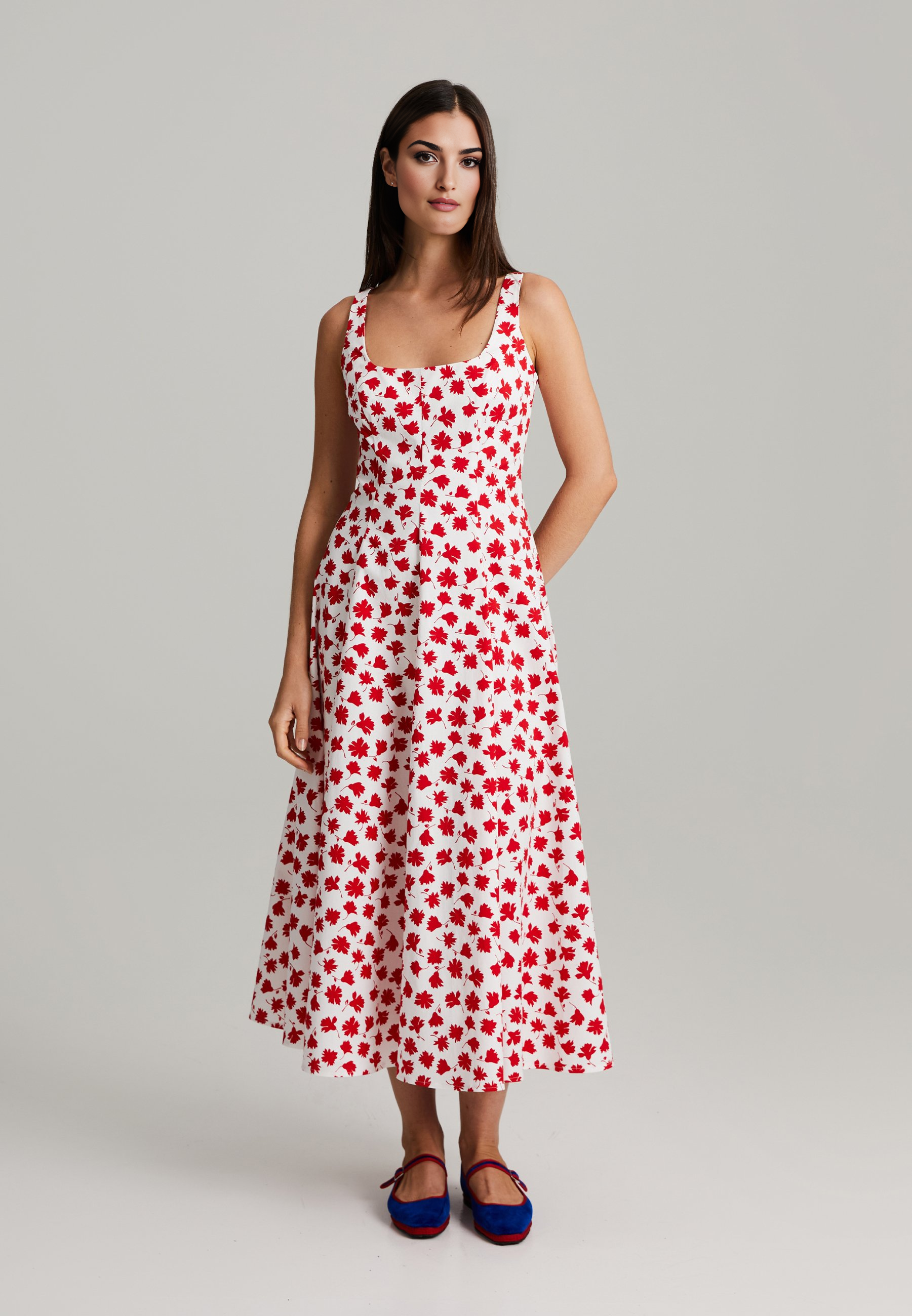 Sommerkleid mit roten Blumen – Midikleid, ärmellos, tailliert, Rundhalsausschnitt