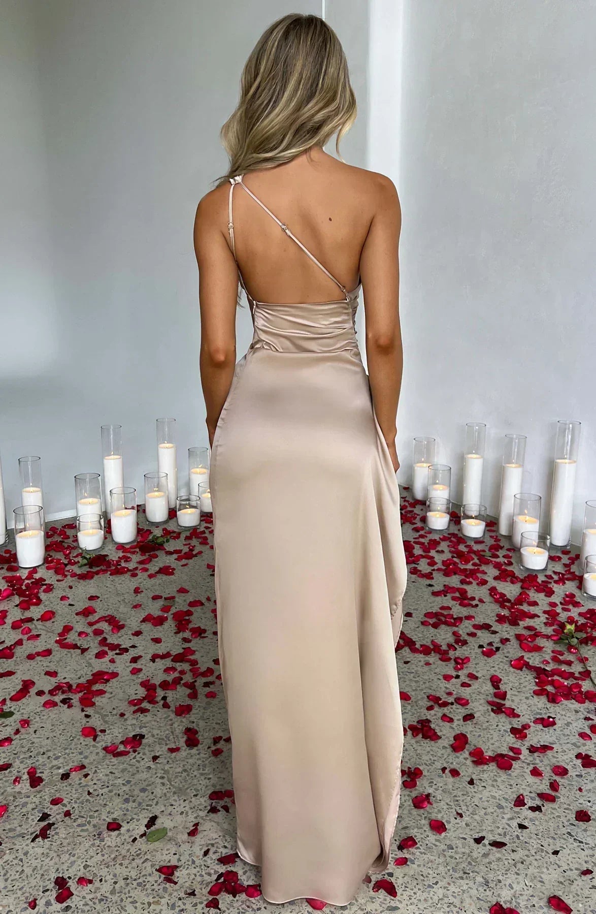legantes One-Shoulder Satin Abendkleid mit Hohem Beinschlitz – Figurbetont