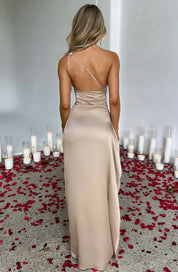 legantes One-Shoulder Satin Abendkleid mit Hohem Beinschlitz – Figurbetont