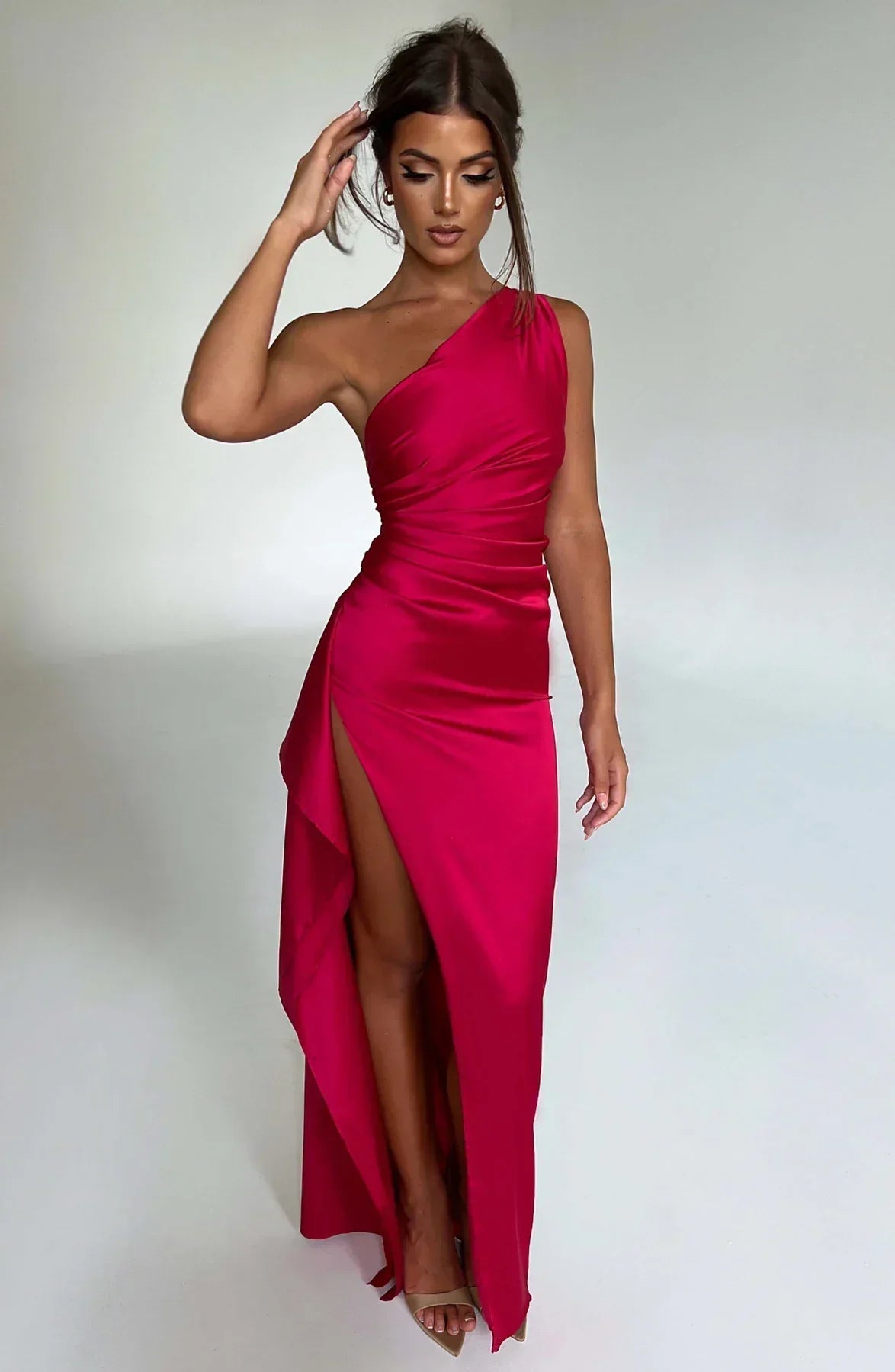 legantes One-Shoulder Satin Abendkleid mit Hohem Beinschlitz – Figurbetont
