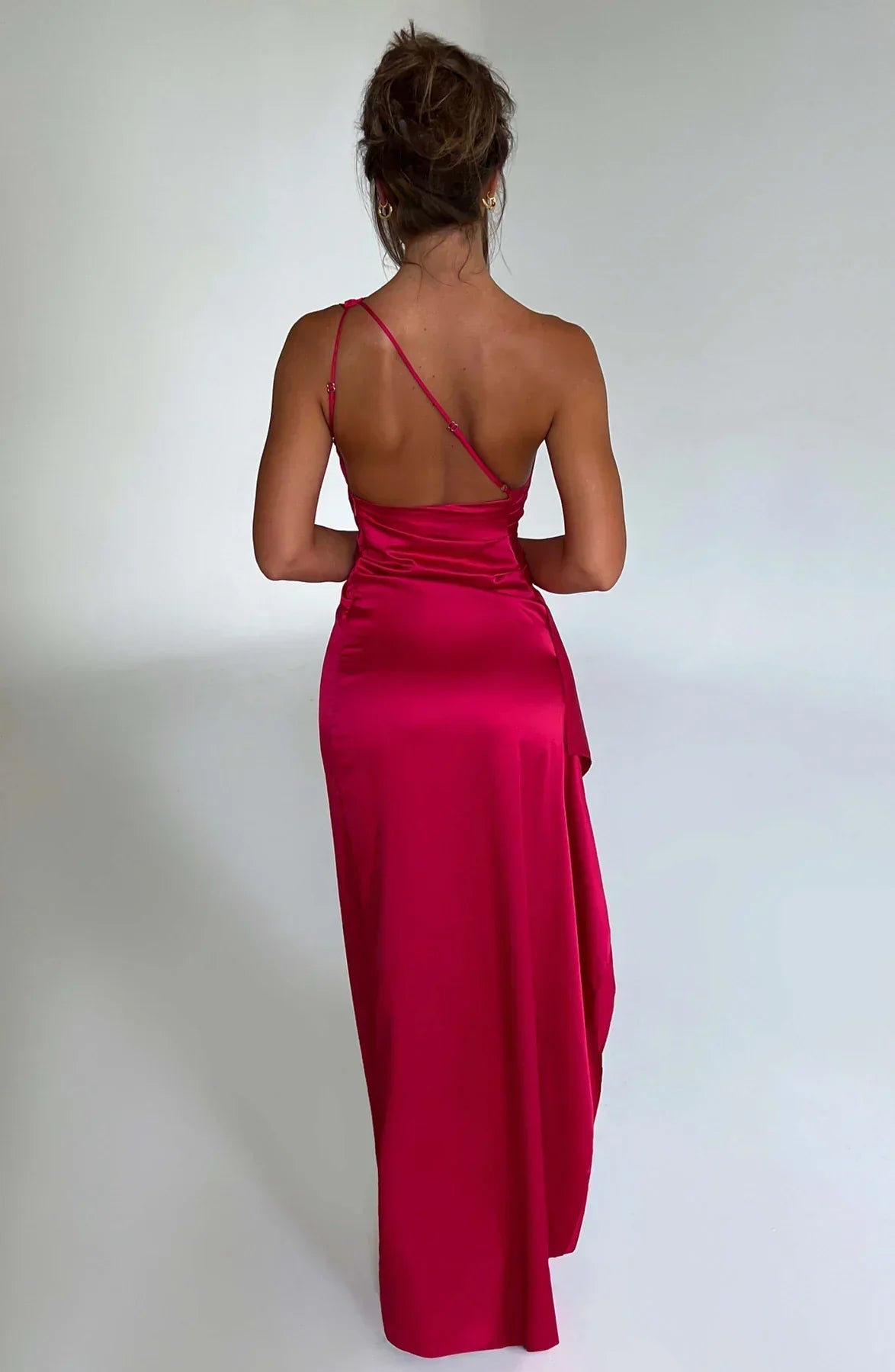 legantes One-Shoulder Satin Abendkleid mit Hohem Beinschlitz – Figurbetont