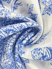 Damen Sommerhose – Leicht, gerade geschnitten, weiß mit blauer Tier- & Pflanzen-Grafik
