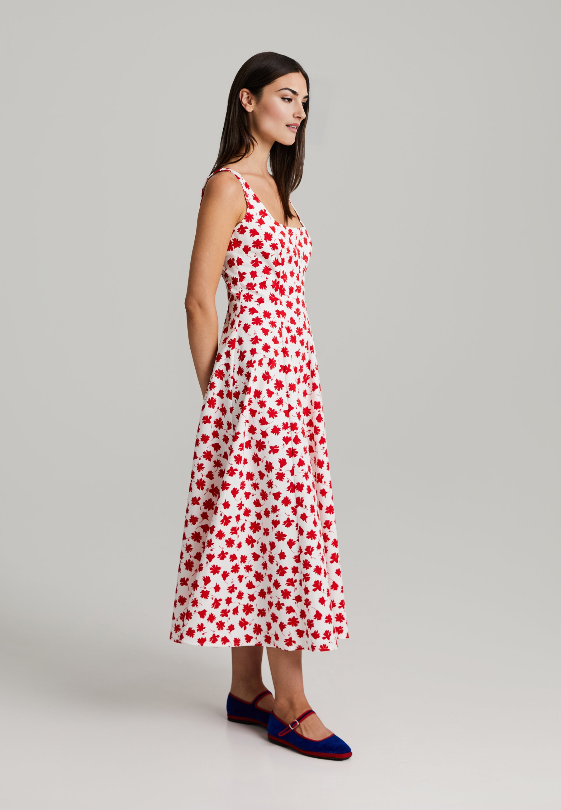 Sommerkleid mit roten Blumen – Midikleid, ärmellos, tailliert, Rundhalsausschnitt