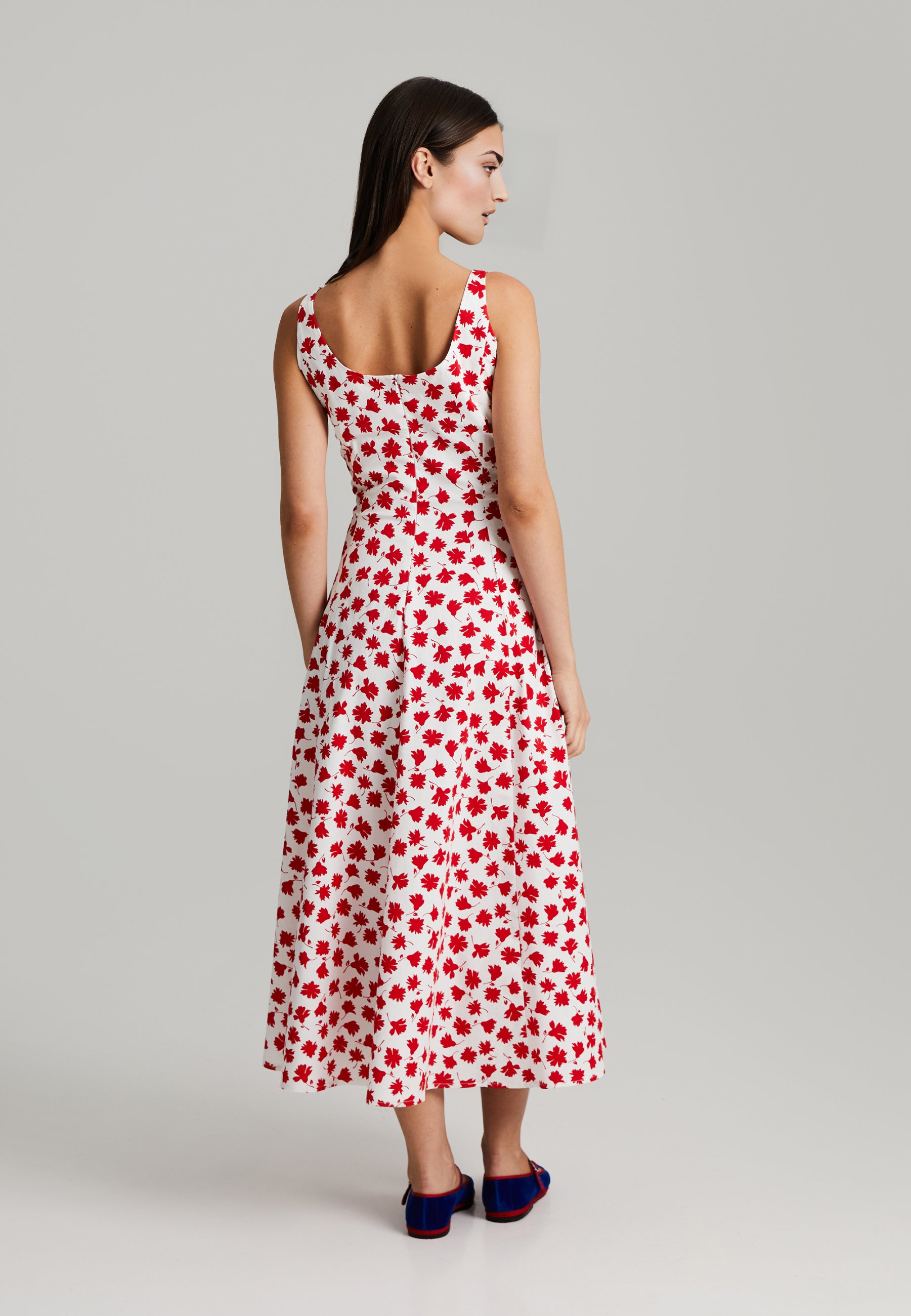 Sommerkleid mit roten Blumen – Midikleid, ärmellos, tailliert, Rundhalsausschnitt